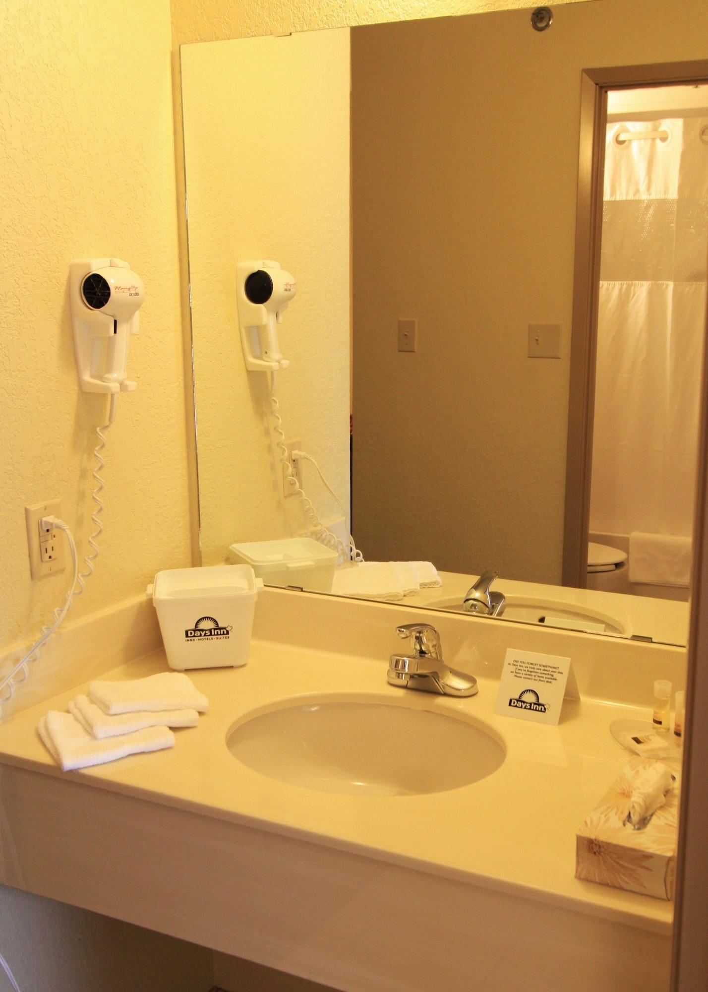 Days Inn & Suites By Wyndham Thompson Eksteriør bilde